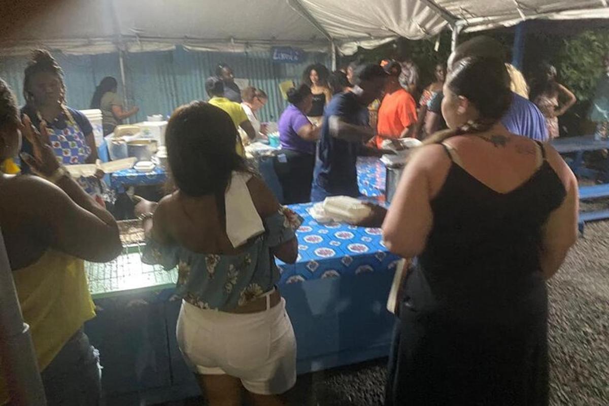Un grupo de personas de pie en una tienda de campaña