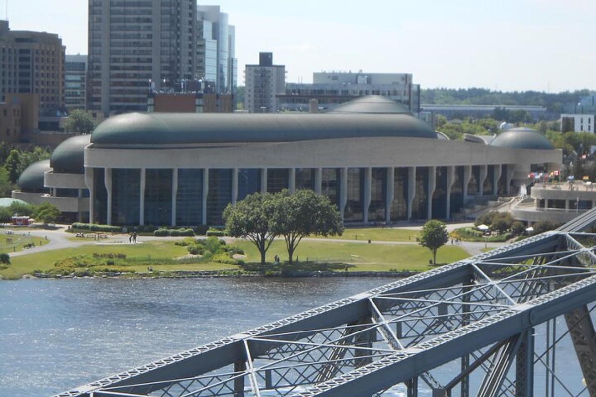 ein Gebäude mit einer Brücke vor einer Stadt