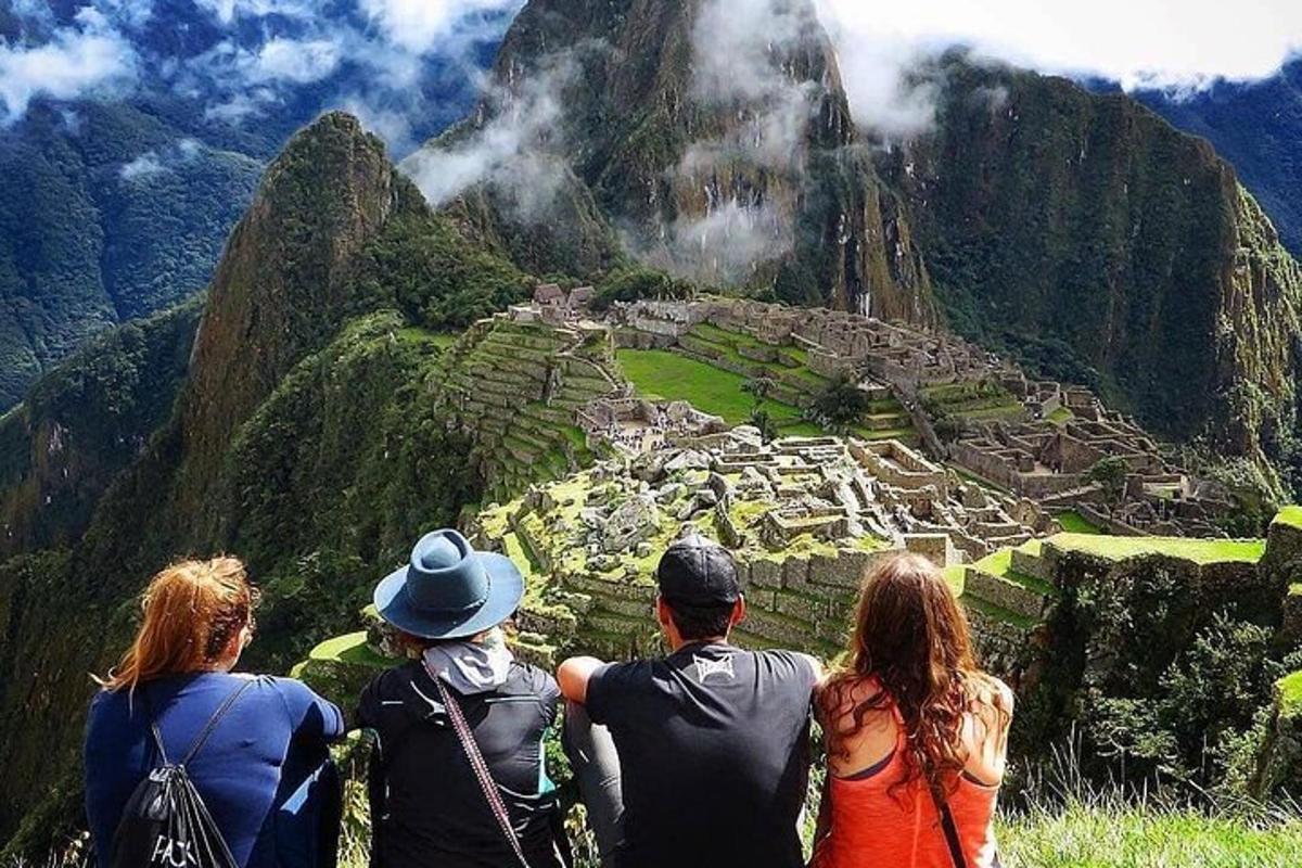 Skupina lidí si prohlíží Machu Picchu v horách