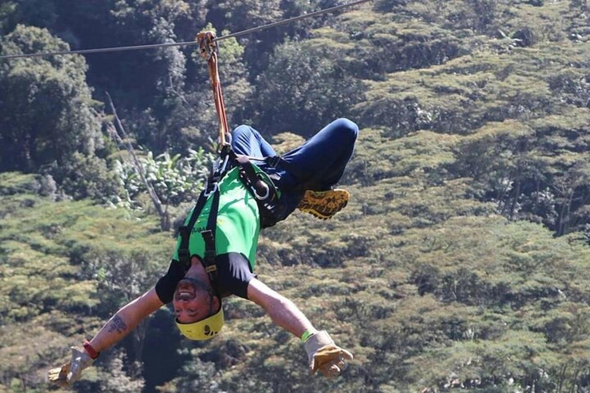muž visící z lana na zip line