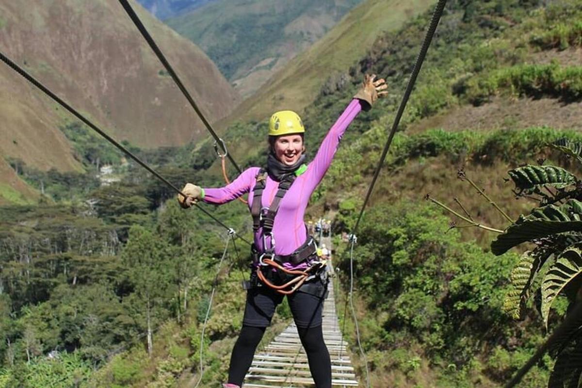una donna su una teleferica in montagna