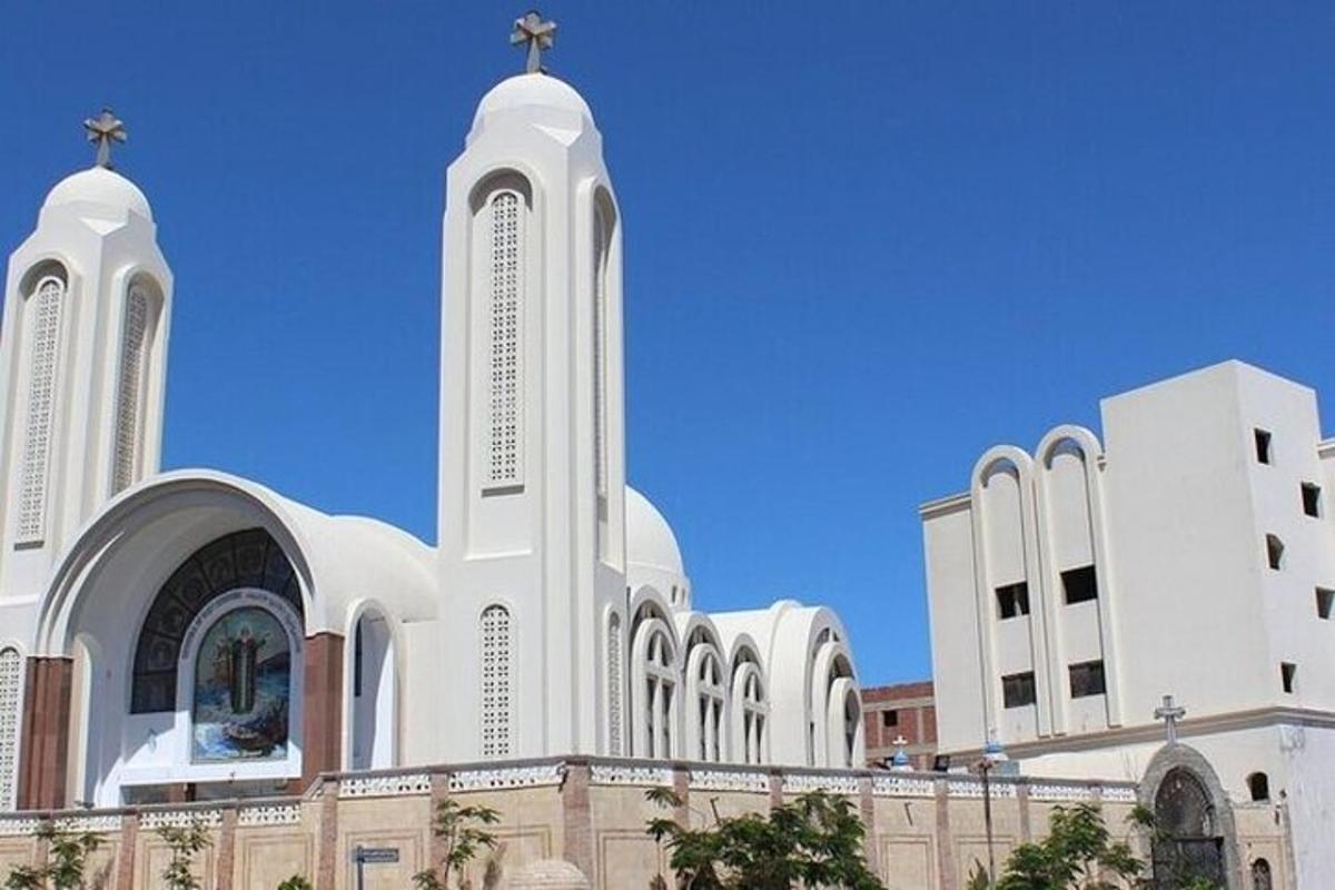 uma igreja branca com uma cruz no topo