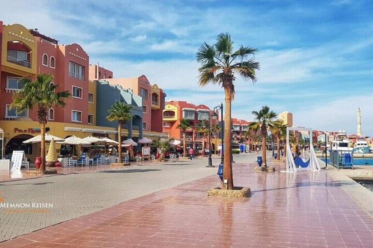 ένας δρόμος της πόλης με φοίνικες και κτίρια