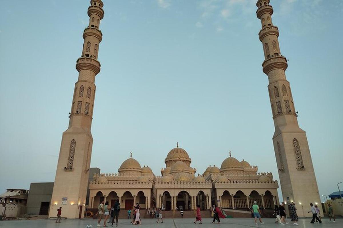 uma grande mesquita com uma torre alta na frente dela
