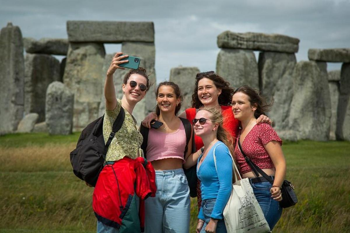 Skupina žen stojící před Stonehenge