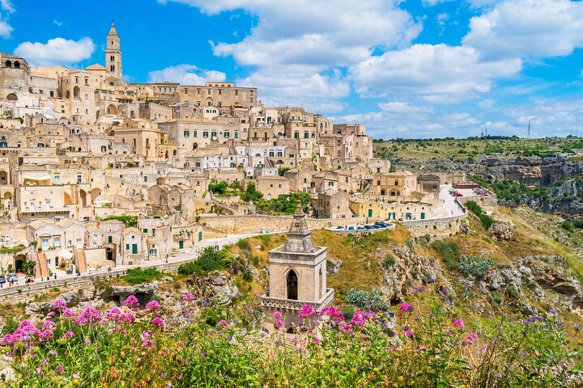 uma vista de uma cidade com edifícios em uma colina