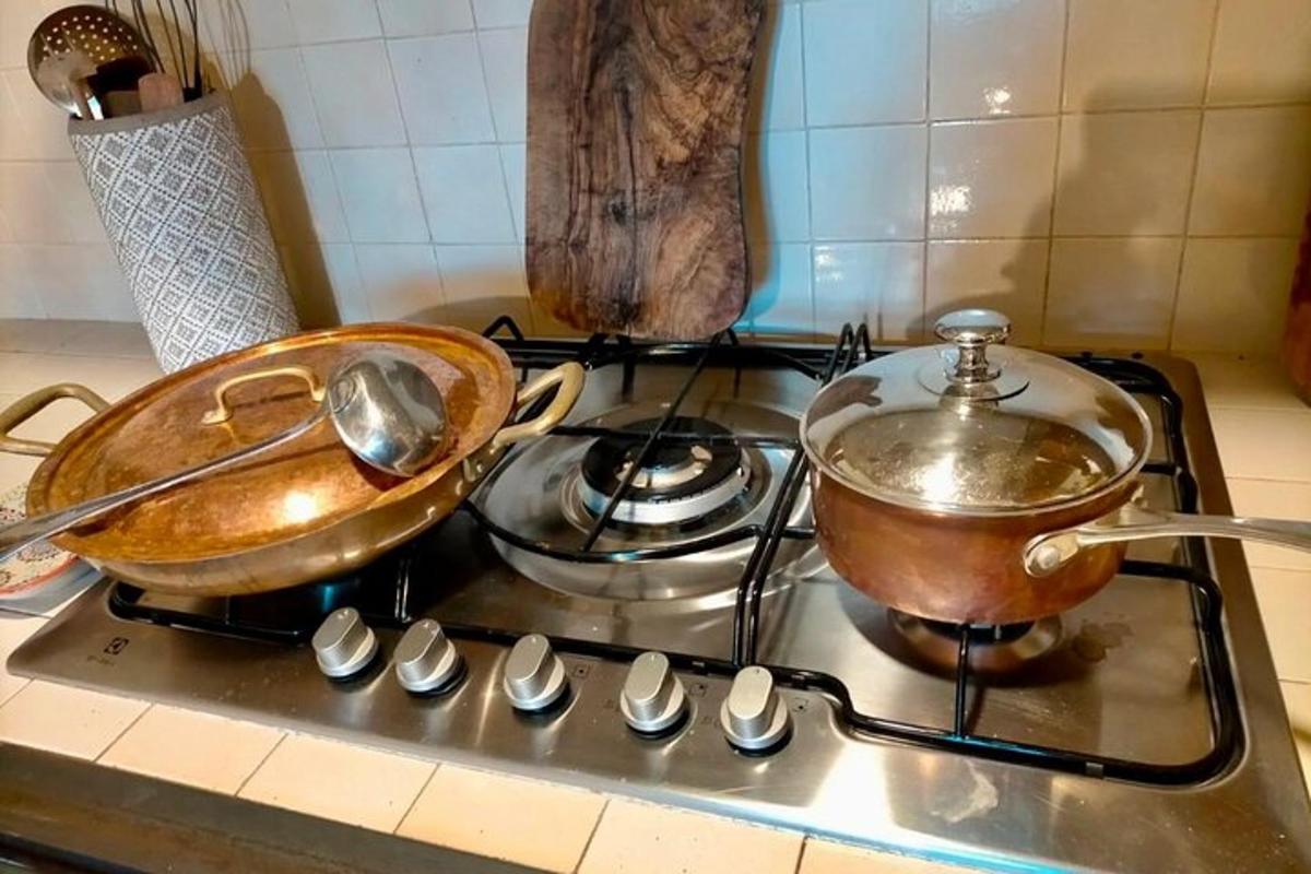 kaks potti ja panni pliidil