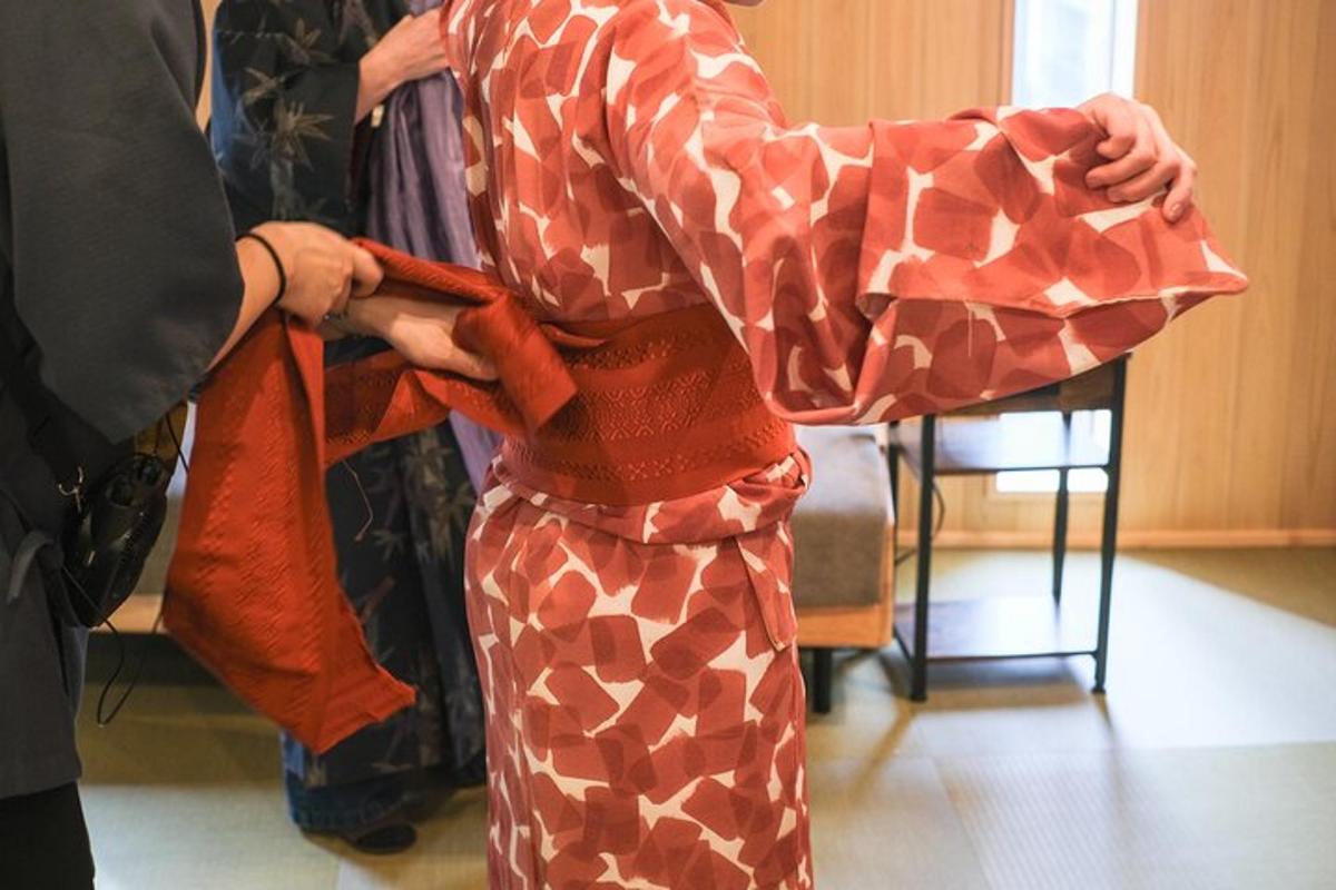 žena pomáhá jiné ženě obléknout si šaty