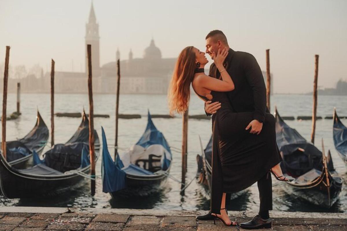 un uomo e una donna in piedi davanti alle barche