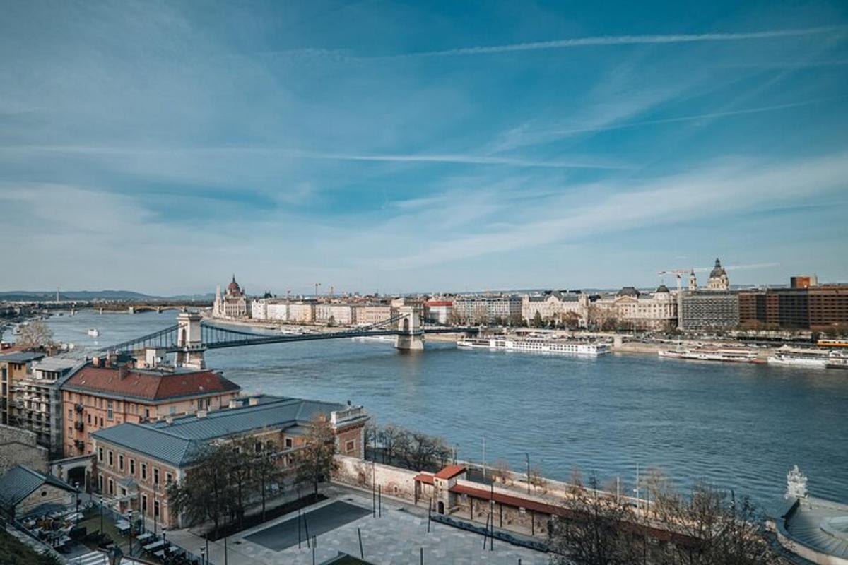una vista di un fiume in una città con un ponte