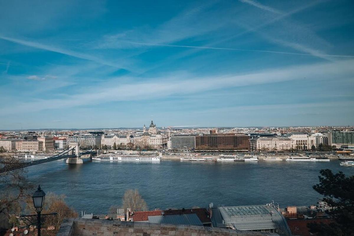 una vista di un fiume in una città con un ponte