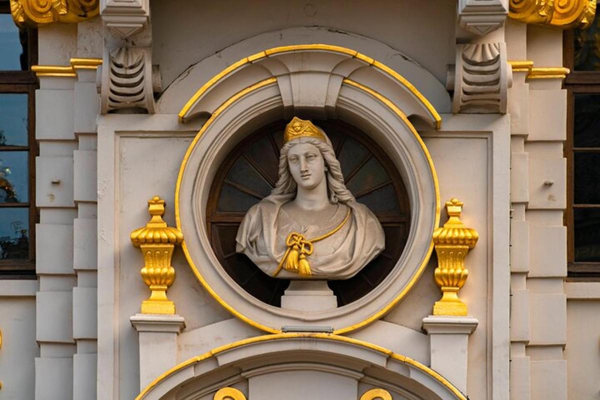 una statua di una donna sul lato di un edificio