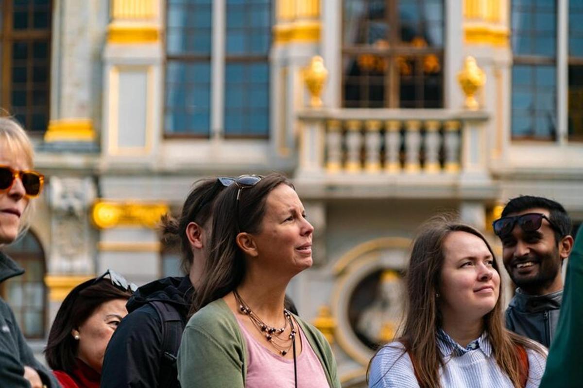 grupp inimesi, kes seisavad hoone ees