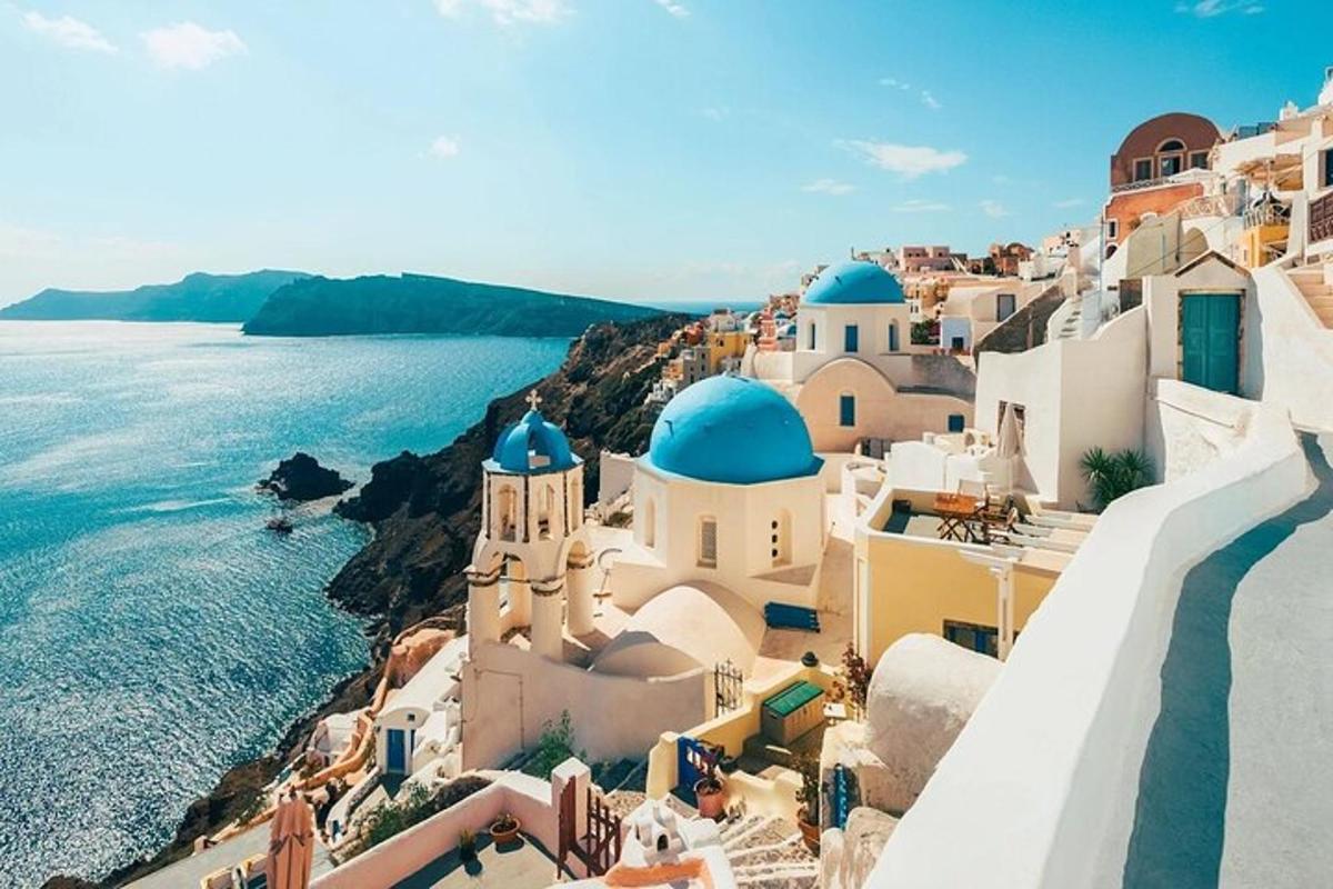 μια ομάδα κτιρίων στην άκρη του ωκεανού