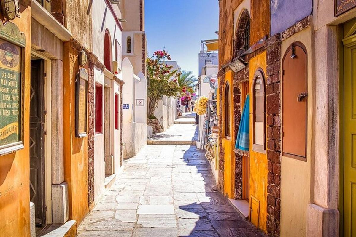 um beco em uma cidade velha com edifícios