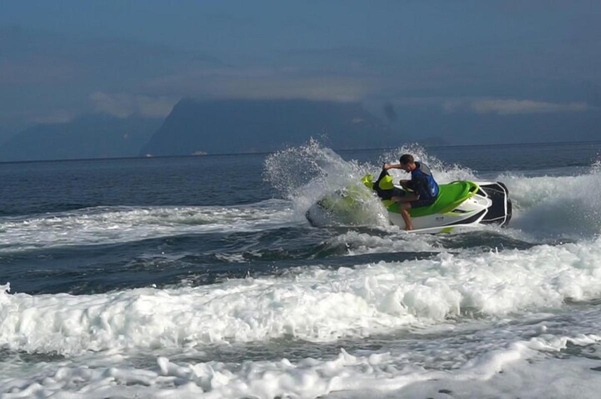 en mann som kjører en jetski i havet