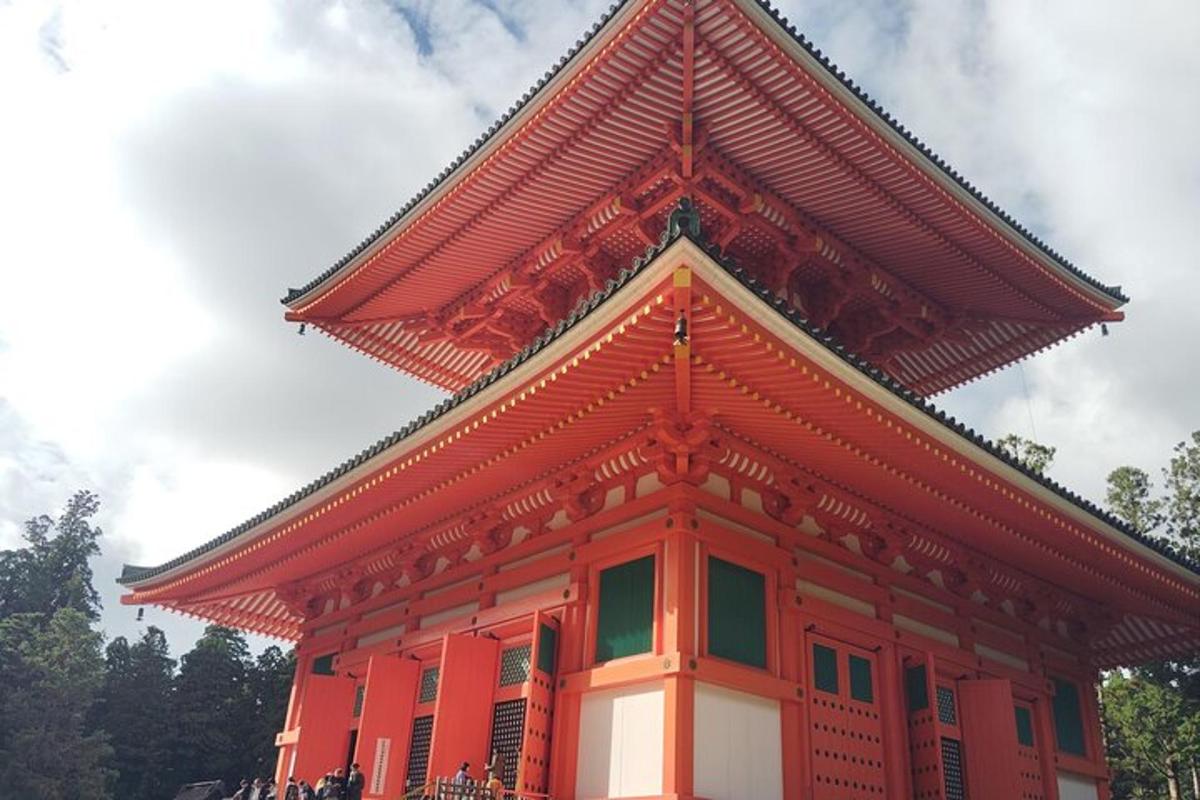 一座红色屋顶的橙色建筑