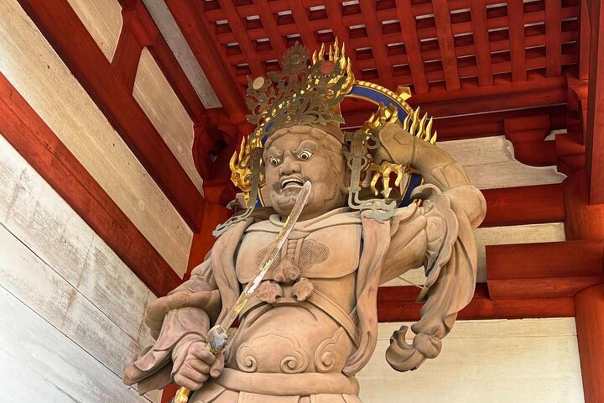 手持乐器的神像