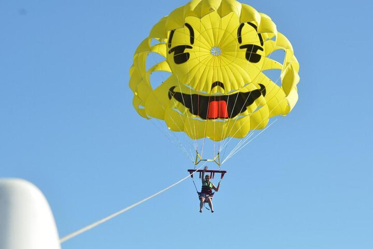 balon kuning dengan wajah tersenyum di atasnya