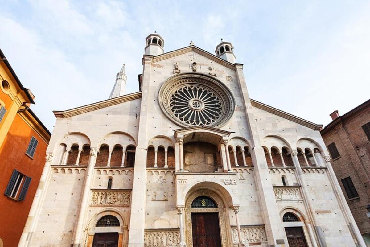Una iglesia con un reloj en la fachada.