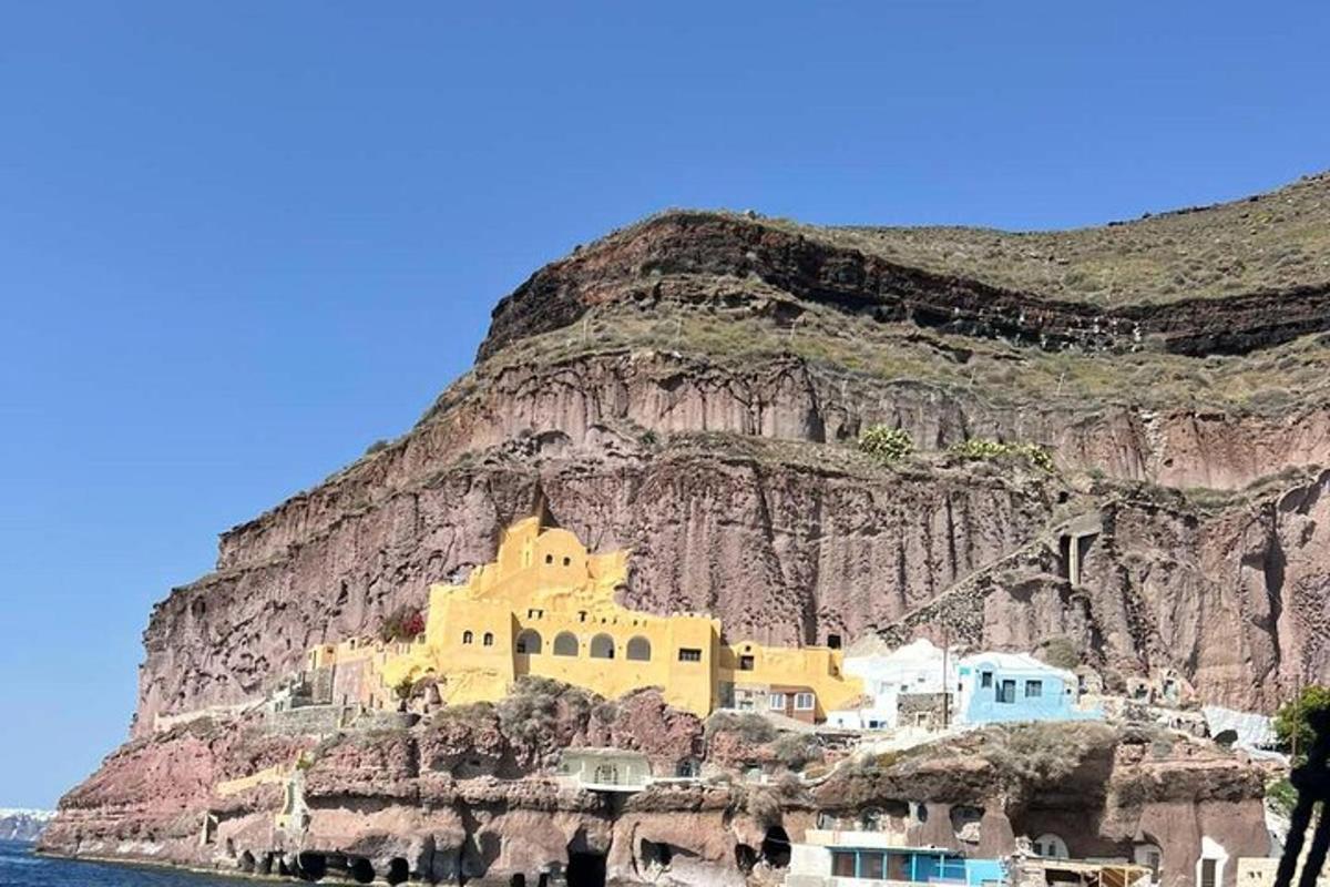 un edificio sul fianco di una montagna