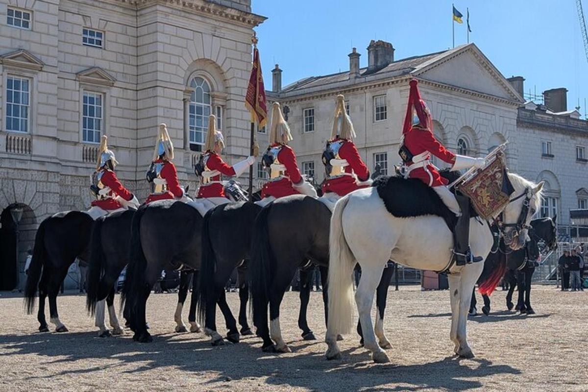 un gruppo di persone a cavallo davanti a un edificio