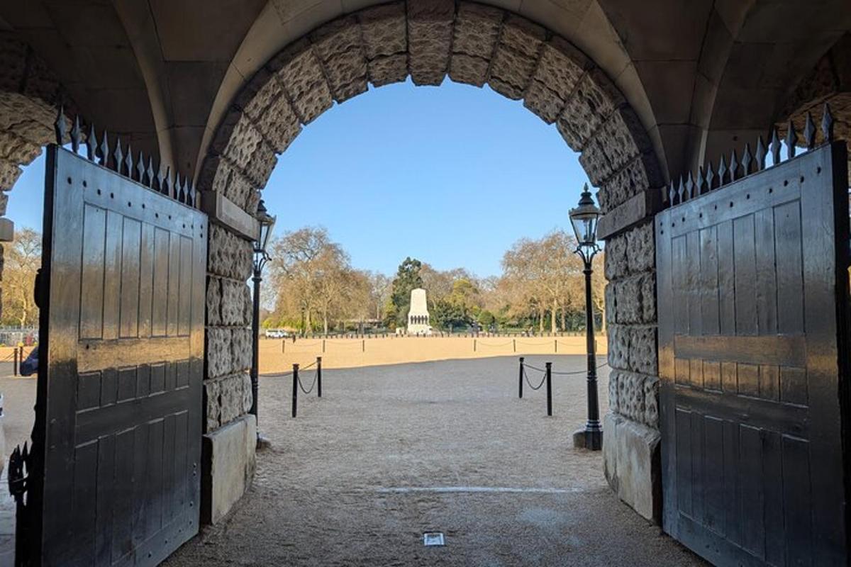 un arco con due cancelli in un parco