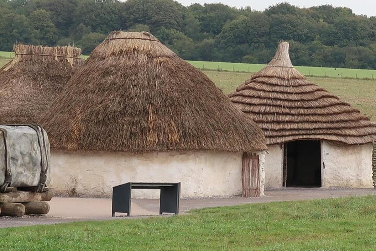 dvě chatrče s doškovými střechami a lavičkou vpředu