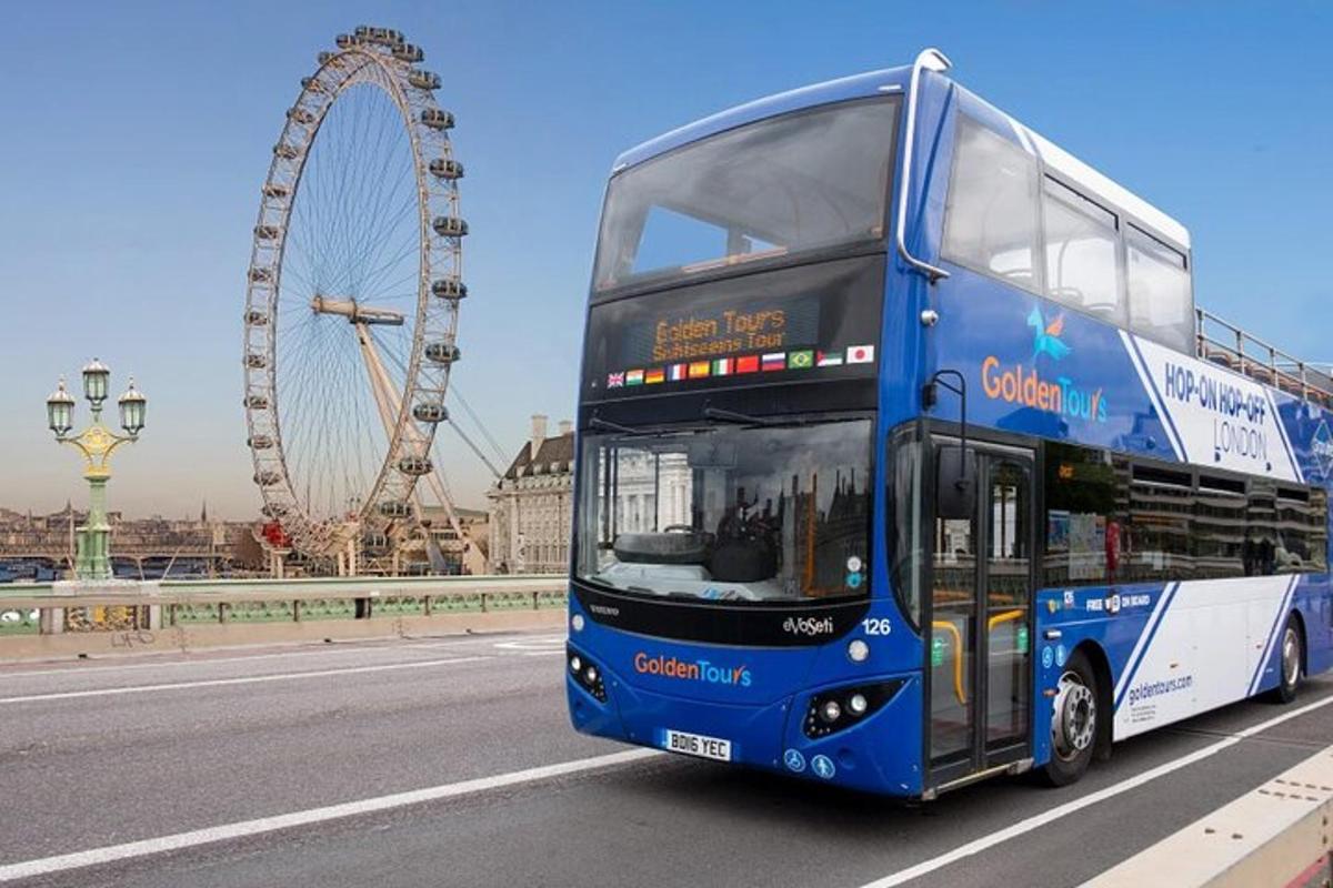 modrý dvoupatrový autobus jedoucí po silnici s kolem