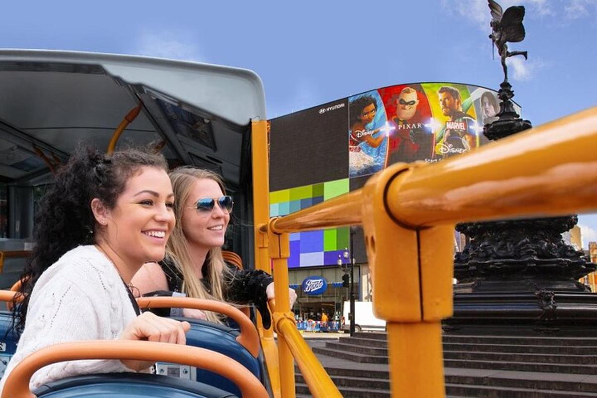 dvě ženy jedou v autobuse