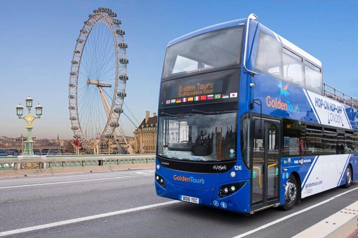 modrý dvoupatrový autobus jedoucí po ulici