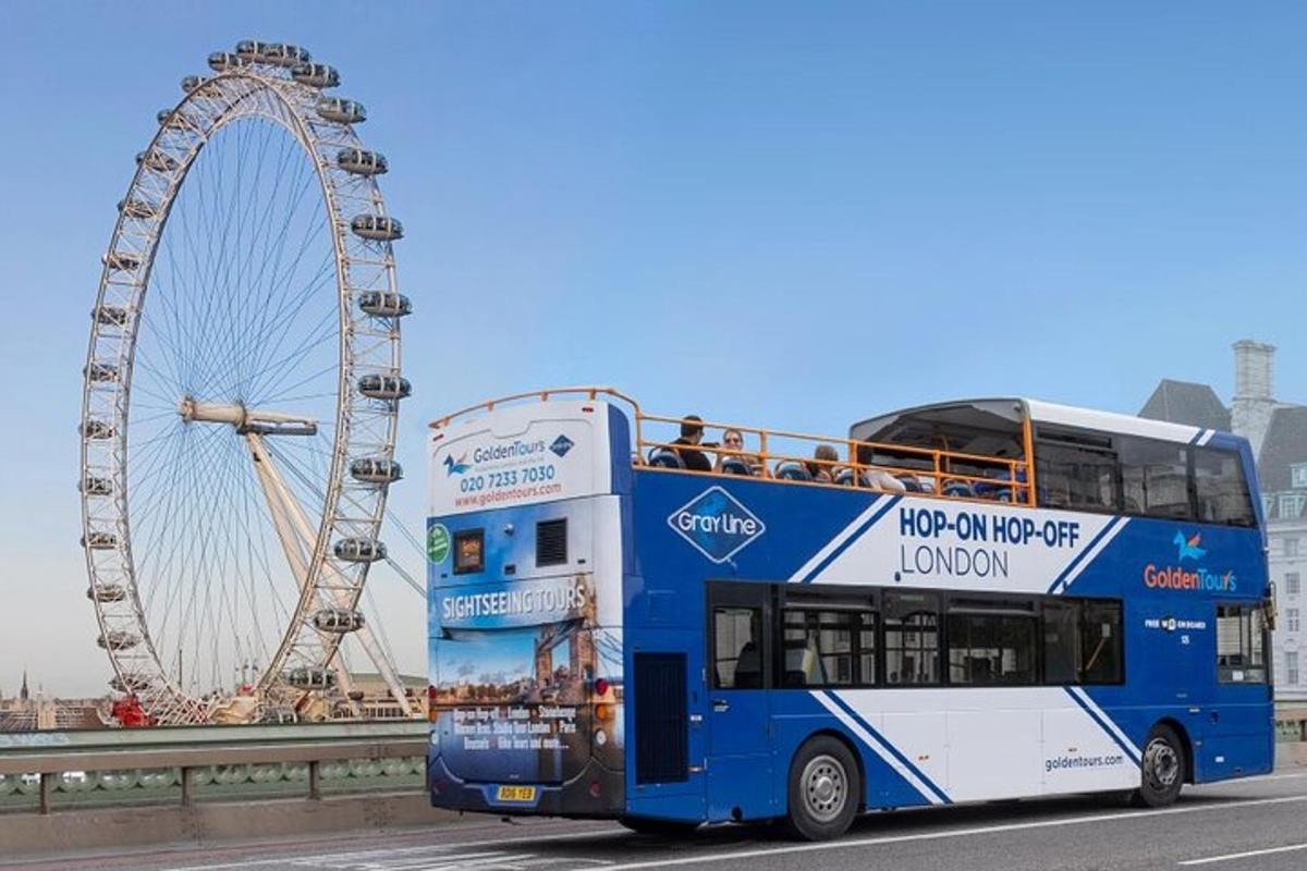 dvoupatrový autobus jedoucí po silnici s ruským kolem