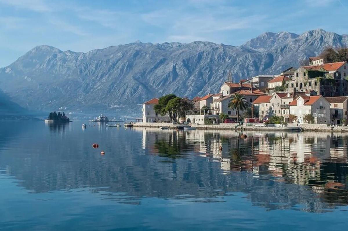 una città sull'acqua con le montagne sullo sfondo