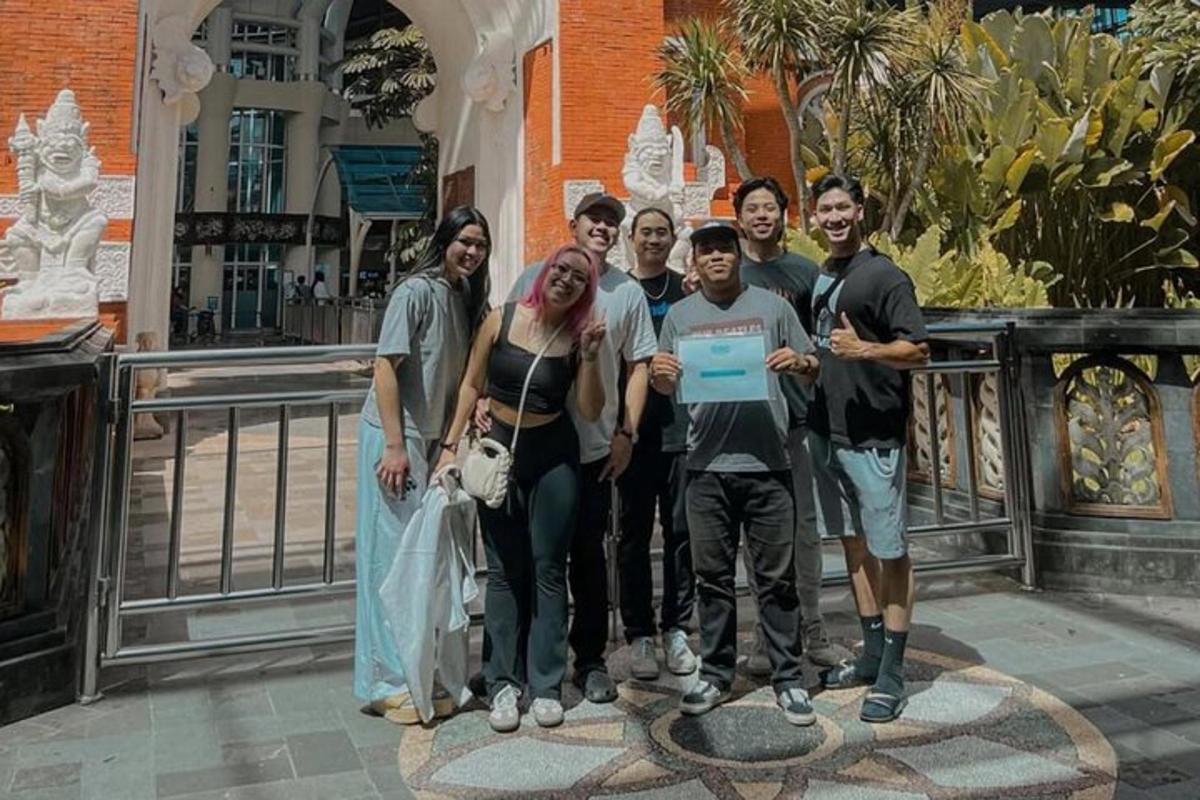 Un grupo de personas posando para una foto frente a un edificio.