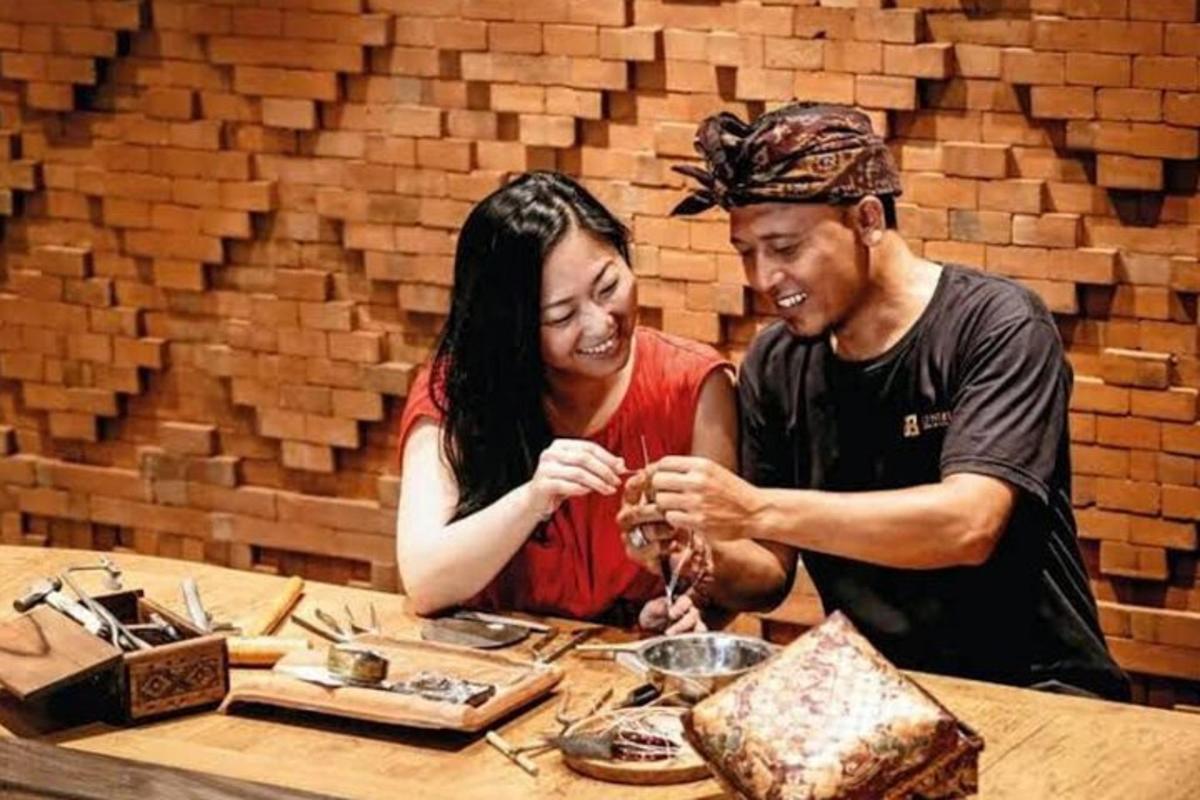 Un hombre y una mujer sentados en una mesa comiendo comida