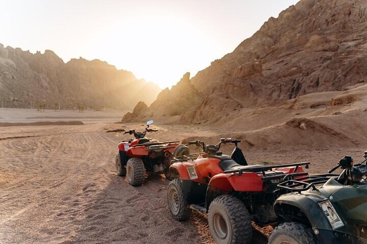 未舗装道路を走る4台のATVとATVのグループ