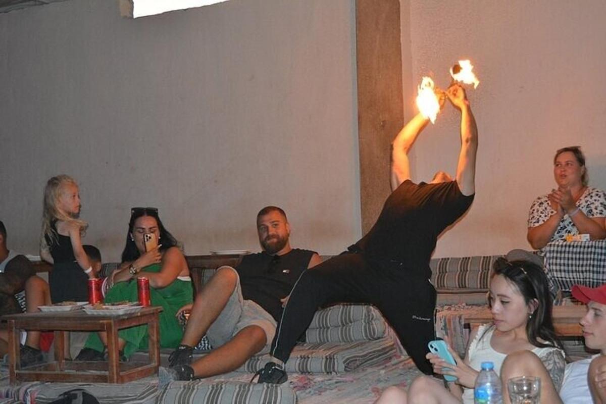 un groupe de personnes assises sur un canapé avec un homme tenant des torches