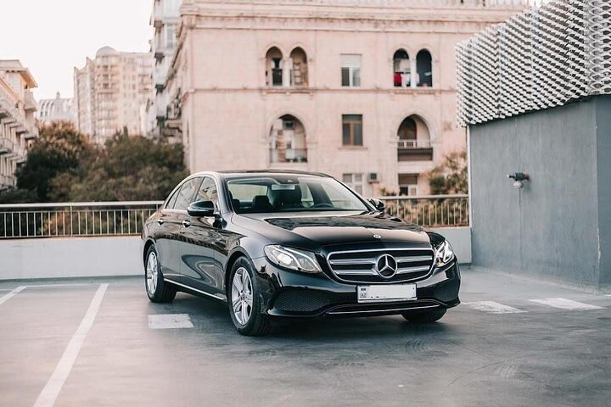 otoparkta park edilmiş siyah bir araba