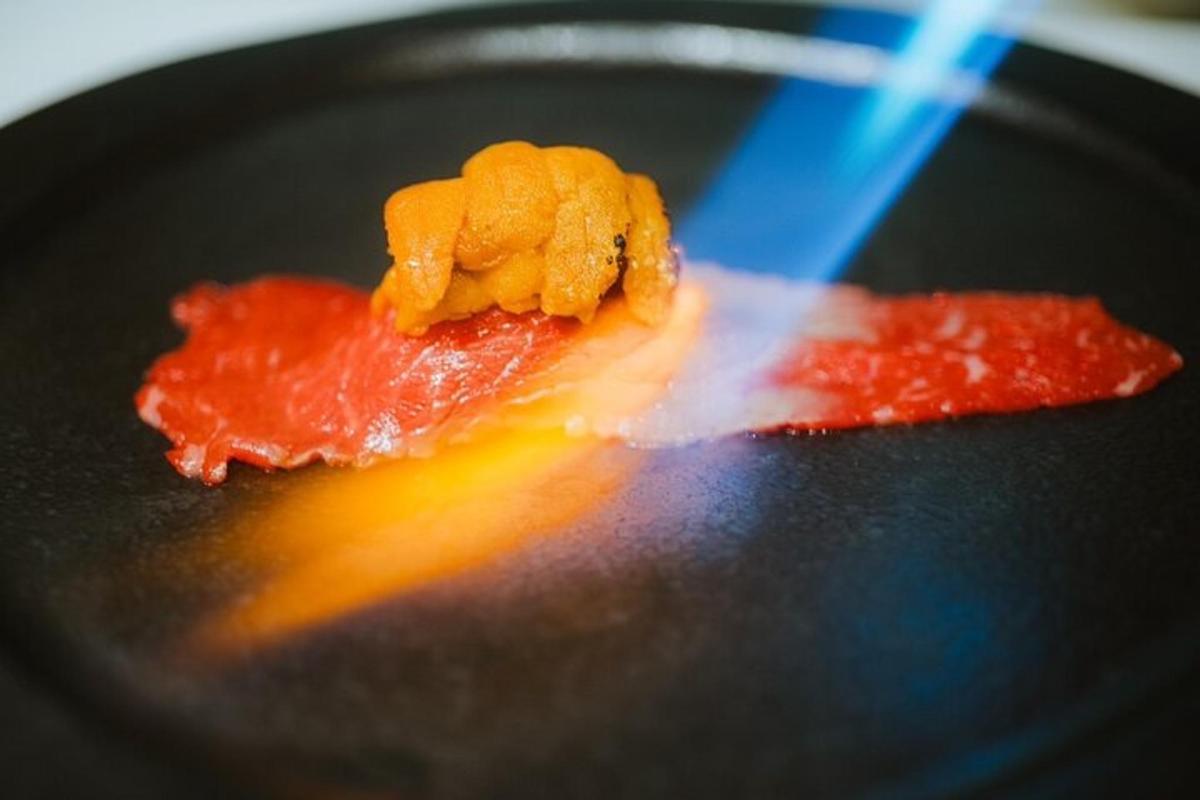 một miếng thức ăn đang nấu trong chảo