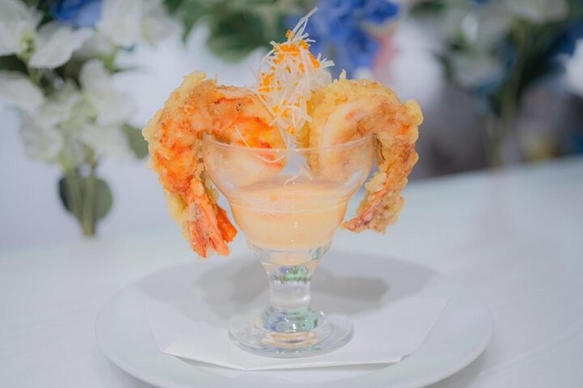 một ly cocktail tôm trên bàn