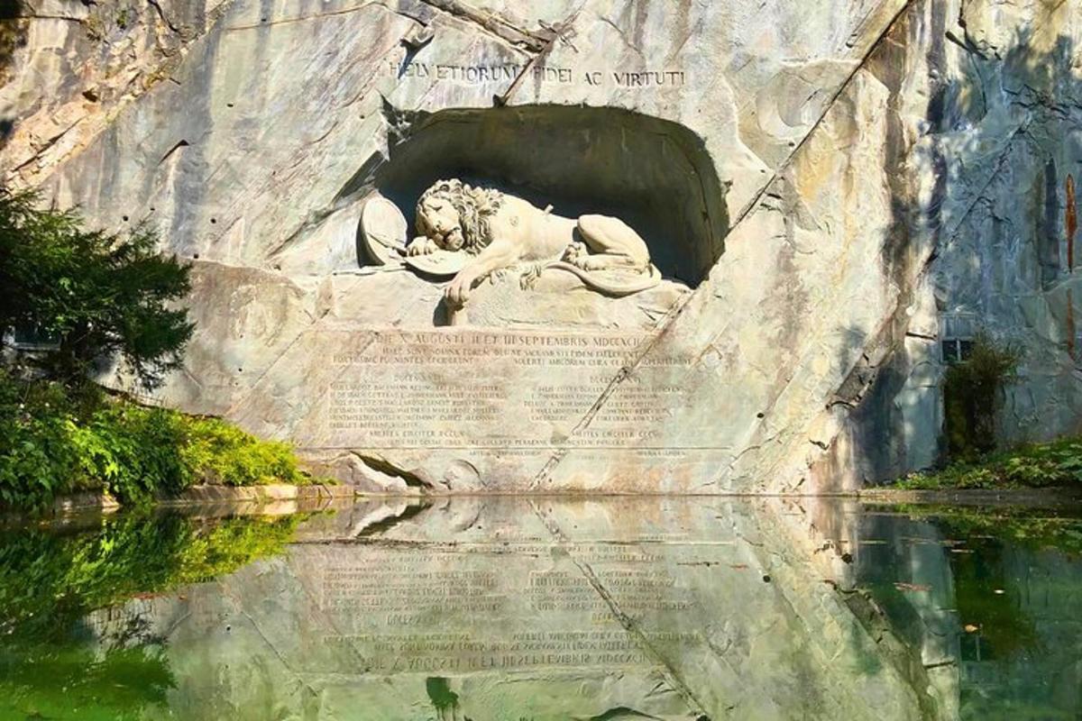 una estàtua d'un lleó assegut sobre una roca