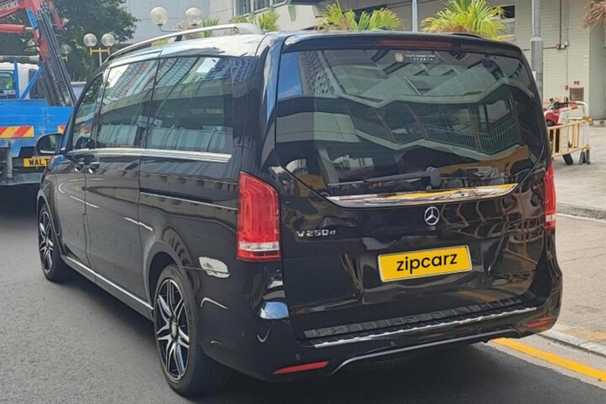 ein schwarzes Auto ist auf einer Straße geparkt