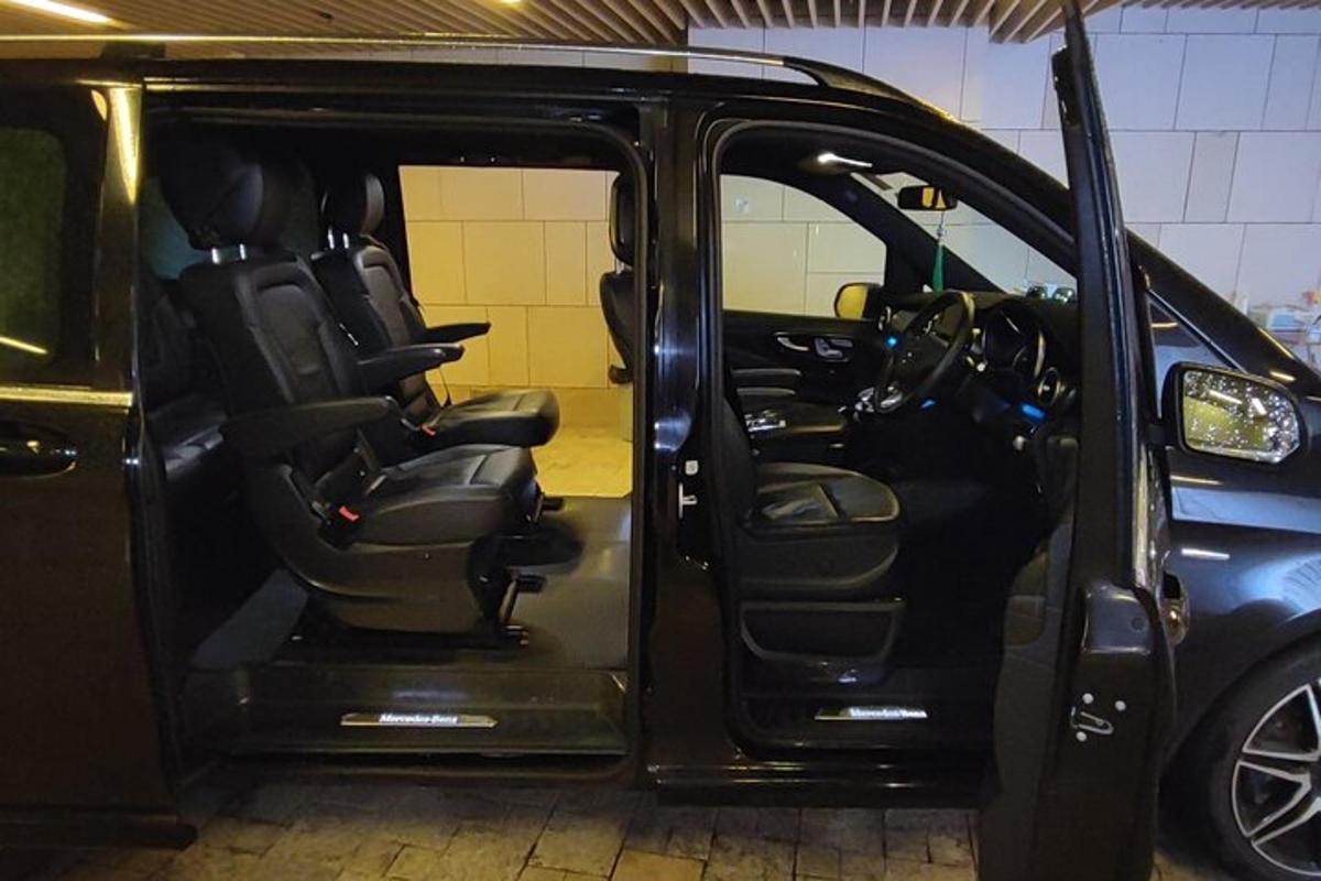 ein schwarzer Lieferwagen mit offenen Türen in einer Garage