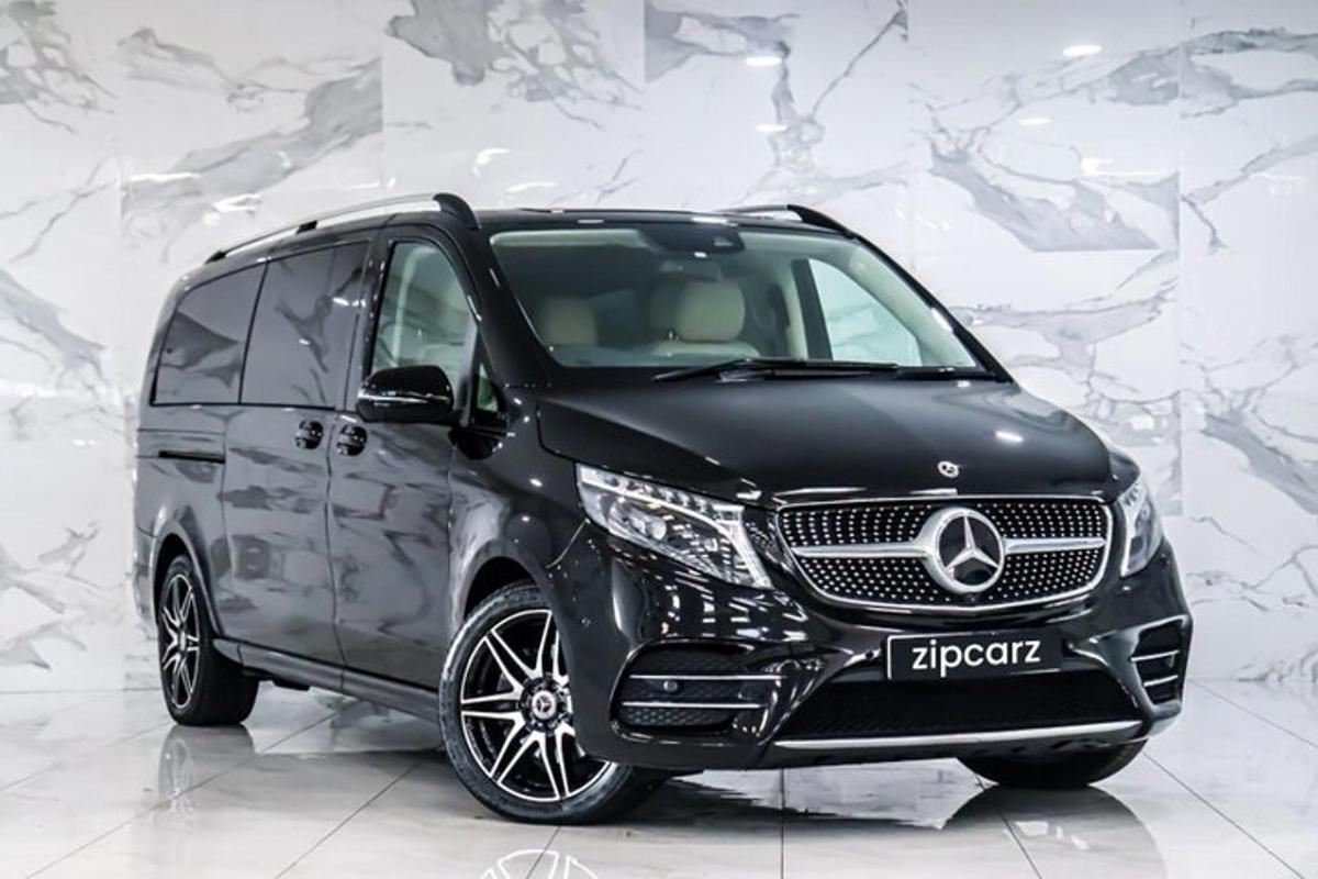ein schwarzer Mercedes-Benz Minivan wird gezeigt