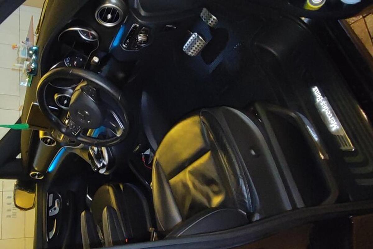 eine Nahaufnahme des Cockpits eines Autos