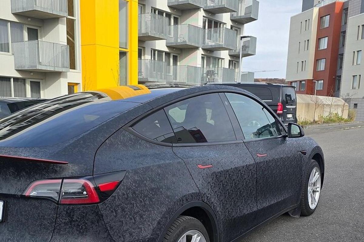 must auto pargitud hoone ette