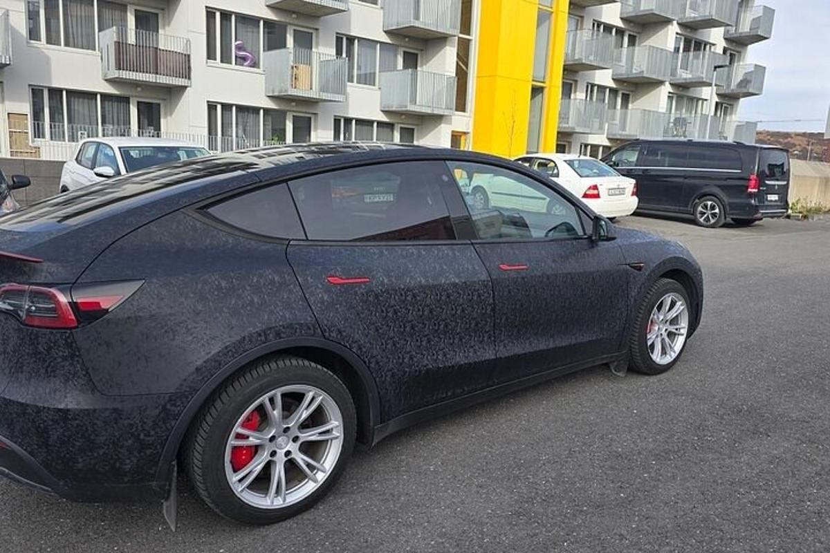 um carro preto estacionado em um estacionamento