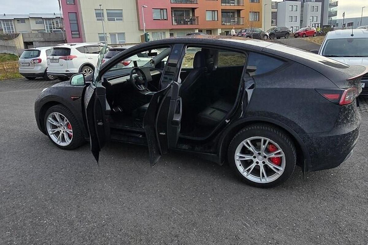 crni automobil s otvorenim vratima na parkiralištu