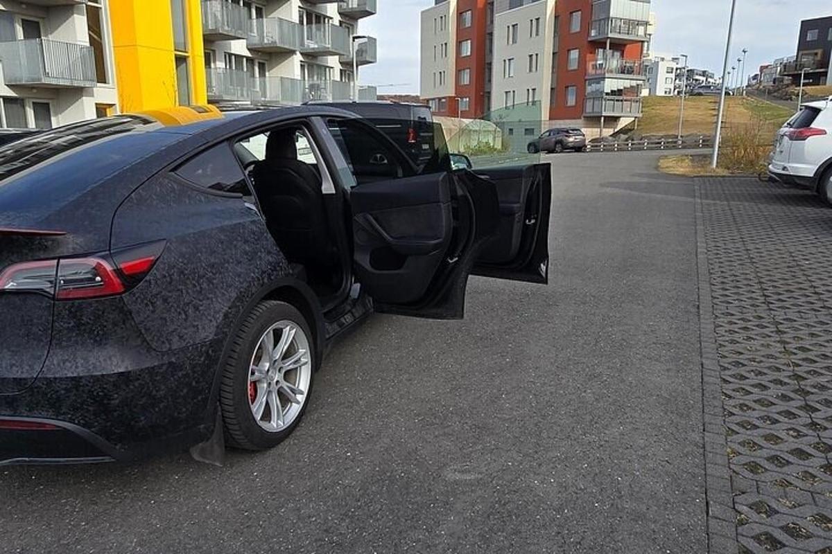 tänaval avatud ustega auto