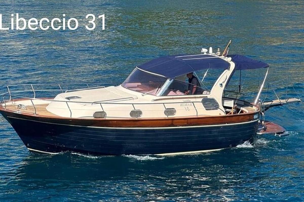маленькая лодка в воде на воде